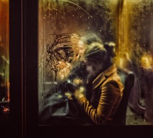 Frau am regnerischen Fenster von Maciej Przeklasa