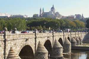 Puente de Segovia, ursprünglich erbaut von Juan de Herrera (1530-97) und 1682 wieder aufgebaut