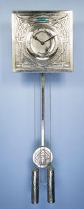 Eine Wanduhr von Margaret Gilmour (1860-1942), dekoriert in Repoussé mit keltischen Entrelac-Designs von Margaret Gilmour