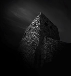 Dunkler Steinturm