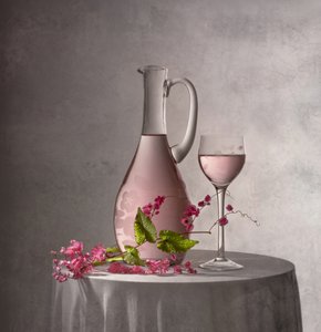 Elegantes Pink Stillleben von Margareth Perfoncio