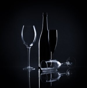 Elegantes Wein-Stillleben von Margareth Perfoncio