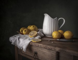 Frische Zitronen auf Holz