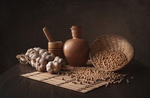 Rustikaler Knoblauch und Kichererbsen