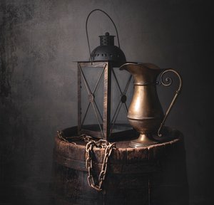 Rustikale Laterne und Krug