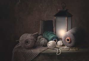 Rustikales Garn Stillleben von Margareth Perfoncio