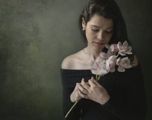 Gelassene Frau mit Orchideen