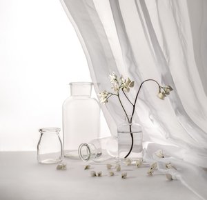 Weißes Blumen-Stillleben von Margareth Perfoncio