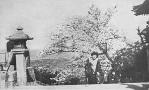 Oben auf den Tempelstufen, über dem Biwa-See, um 1900, 1921 von Marguerite Leonard