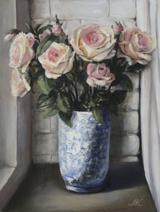 Rosa Rosen auf der Fensterbank - Gemälde mit blauer Keramikvase