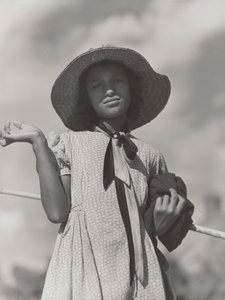 Tochter einer Cajun-Familie kehrt nach dem Fischen im Cane River, Melrose, Louisiana, nach Hause zurück von Marion Post Wolcott