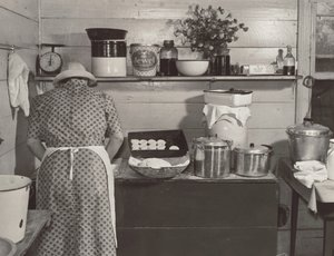 Ein Mitglied der Familie Wilkins macht Kekse für das Abendessen am Maisernte-Tag im Haus von Mrs. Fred Wilkins in der Nähe von Tallyho, Granville County, North Carolina von Marion Post Wolcott