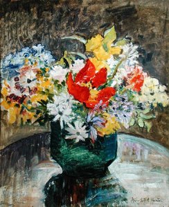 Blumen in einer grünen Vase