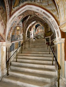Ansicht der Heiligen Treppe, erbaut auf Anordnung des Abtes Johannes V und dekoriert mit Fresken des Meisters des Sacro Speco und seiner Umgebung. 14. Jahrhundert. Kloster des Heiligen Benedikt (Sacro Speco), Subiaco (Rom), Italien
