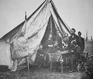 Oberst James P. McMahon mit Familie und Freunden beim Schachspielen im Hauptquartier des 164. New Yorker Infanterieregiments (s/w Foto)