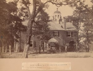 Fairfax Court House, Virginia, mit Unionssoldaten vorne und auf dem Dach von Mathew Brady