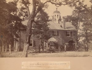 Fairfax Court House, Virginia, mit Unionssoldaten vorne und auf dem Dach, 1863 von Mathew Brady