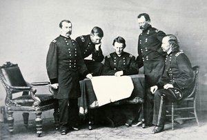 General Sheridan (1831-88) in Konferenz mit seinem Stab, einschließlich George Custer (1839-76) von Mathew Brady