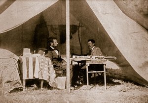 Das letzte Gespräch zwischen Präsident Lincoln und General McClellan in Antietam, 1862 von Mathew B. Brady