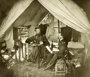 General Jefferson C. Davis & Offizier sitzen in einem Zelt, veröffentlicht 1861 von Mathew and studio Brady