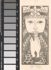 Frau mit zwei Fingern auf den Lippen