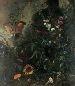 Stockrosen, Rosen, eine blaue Spitzenblume, Sonnenblume und Pilze, mit Ringelblumen in einer Urne bei einem Baum von Matthias Withoos