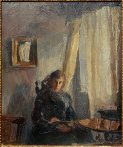 Interieur Nini am Tisch mit Vorhang