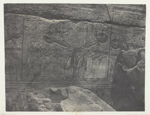 Palais von Karnak, Äußere Skulpturen des Granitheiligtums; Theben von Maxime Du Camp