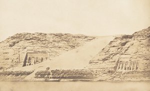 Allgemeine Ansicht der Spéos von Phré und Athor, in Abousembil, von der Insel aus gesehen, 29. März 1850