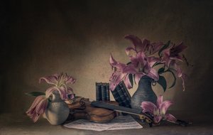 Stimmungsvolle Lilien und Violine