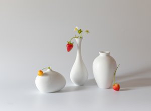Erdbeeren und Weiße Vasen