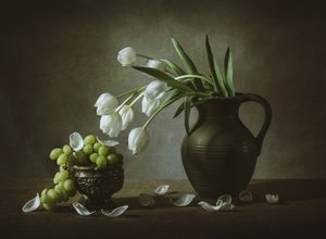 Weiße Tulpen und Trauben