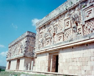Präkolumbianische Zivilisation: Blick auf die Stätte von Uxmal, antike Maya-Hauptstadt, Puuc-Stil. Nord-Yucatán 600-900 n. Chr.: Pyramide des Wahrsagers. Mexiko