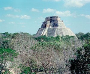 Präkolumbische Zivilisation: Ansicht des oberen Tempels auf der Stätte von Uxmal, antike Maya-Hauptstadt, Puuc-Stil. Nord-Yucatan 600-900 n. Chr. Mexiko