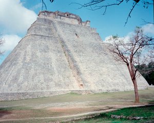 Präkolumbische Zivilisation: Blick auf den oberen Tempel auf der Stätte von Uxmal, antike Maya-Hauptstadt, Puuc-Stil. Nord-Yucatan, 600-900 n. Chr. Mexiko