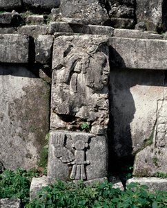 Stele im Haus C, Patio 2 im Palast von Mayan