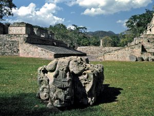 Der Ballspielplatz und Altar M, 378 n. Chr.