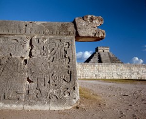 Der große Ballspielplatz und im Hintergrund das Castillo, 750-1200