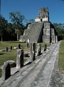 Ansicht des Tempels II oder Tempel der Masken Tikal, 7. bis 8. Jahrhundert