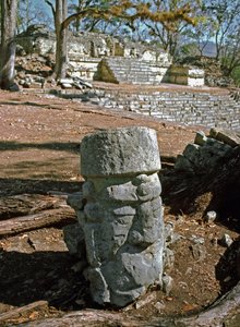 Ansicht des östlichen Hofes und Tempel 22, klassische Periode 7.-8. Jahrhundert von Mayan