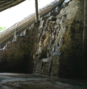 Architektonische Maske, Tempel der Mascarones, Kohunlich, Halbinsel Yucatán, Mexiko Frühe Klassik (300-600 n. Chr.) von Mayan Mayan