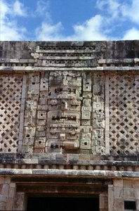 Schnitzdetail vom Ostgebäude des Nunnery Quadrangle, Spätklassische Maya, ca. 700-900 n. Chr.