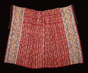 Cofradia-Umhang, möglicherweise für die Figur eines Heiligen, ca. 1920-1940 (Baumwolle; kettenbetontes Leinwandgewebe mit Kettenstreifen und Kett-Ikat und zusätzlicher Schussmusterung) von Mayan Mayan