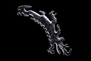 Exzentrischer Feuerstein, der ein Krokodil-Kanu mit Passagieren darstellt von Mayan Mayan