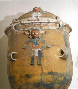Graburne mit Deckel, Ixil, Quiche, Guatemala, Frühpostklassische Periode (900-1200) (polychrome Irdenware) von Mayan Mayan