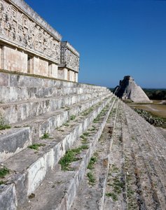 Gouverneurspalast und Pyramide des Magiers, 6. Jahrhundert