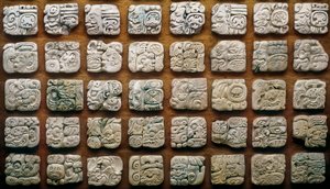 Maya-Kalender (320-1697) bestehend aus verschiedenen Glyphen (gravierte Steine) von Mayan Mayan