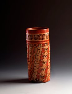 Polychromer zylindrischer Tonvase. Aus Tikal