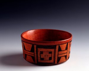 Präkolumbianische Kunst, Maya-Zivilisation, klassische Periode: Schale aus bichromem Ton, dekoriert mit geometrischen Motiven. Aus Tikal, Quiche, Guatemala