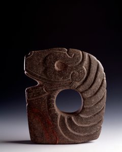 Präkolumbianische Kunst, Maya-Zivilisation, Klassik: zoomorphe Axt aus Stein, die eine stilisierte Schlange darstellt. Aus Escuintla, Guatemala. Guatemala, Museo Nazionale di Archeologia e Etnologia von Mayan Mayan